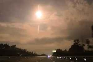 廣東驚現「火流星」 夜空瞬間如白晝