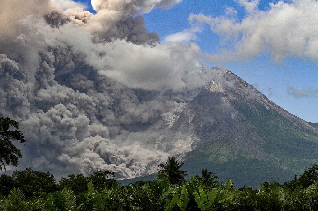 印度尼西亞災害管理機構在一份聲明中說，默拉皮火山周六（2023年3月11日）爆發，濃煙和火山灰覆蓋了火山口附近的村莊，火山灰噴出長達七公里。（Devi Rahman/AFP）