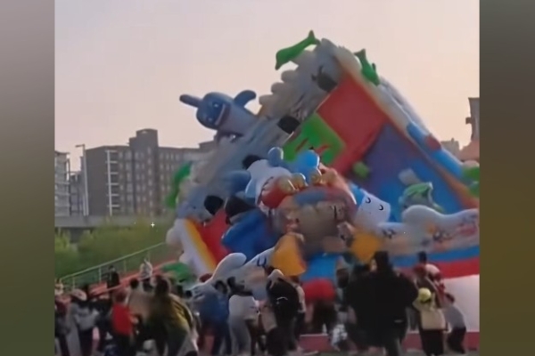 8月15日,內蒙古包頭市薩拉齊鎮一室外充氣城堡被強風掀翻,造成10人受傷,其中包括6名兒童。圖為示意圖。(影片截圖)