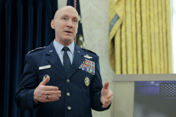 2025年3月21日,美國空軍參謀長大衛‧奧爾文(David Allvin)上將在白宮橢圓形辦公室,與總統特朗普一同發表談話。特朗普宣布「下一代制空」(Next Generation of Air Dominance, NGDA)計劃,並推出F-47戰機,這款第六代高科技戰鬥機將取代F-22「猛禽」(Raptor)戰鬥機。(Anna Moneymaker/Getty Images via AFP)