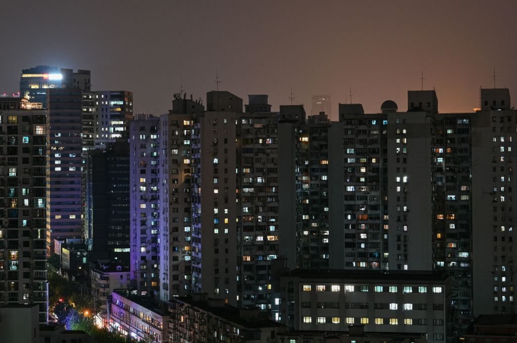 上海當局推出了二手房價格審核新規後，中介生意大跌。圖為上海的居民住宅樓。（GOU YIGE/AFP/Getty Images）