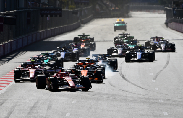 2024年9月15日,F1阿塞拜疆站在巴庫賽道上演。澳洲車手皮亞斯特利(Oscar Piastri)繼匈牙利站後再次奪冠,並幫助麥拿侖在車隊積分榜上反超紅牛車隊登頂。圖為正賽發車時的情景。(Dan Mullan/Getty Images)