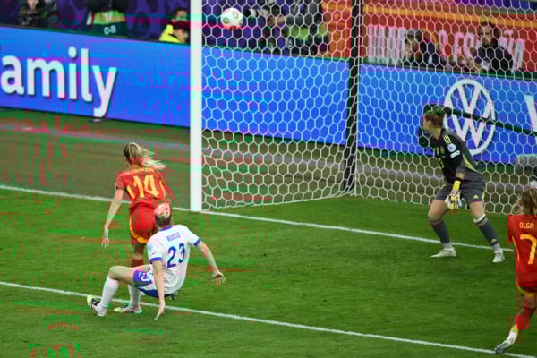 2025年7月27日,女足歐國盃(UEFA Women’s Euro)決賽上,世界排名第五的英格蘭女足通過十二碼大戰,以3:1擊敗世界排名第二的西班牙隊,從而以總比分4:2戰勝對手,成功衛冕「歐國盃」冠軍。圖為魯索( 23號 )頭槌破門,為英格蘭扳平比分瞬間。(Matthias Hangst/Getty Images)