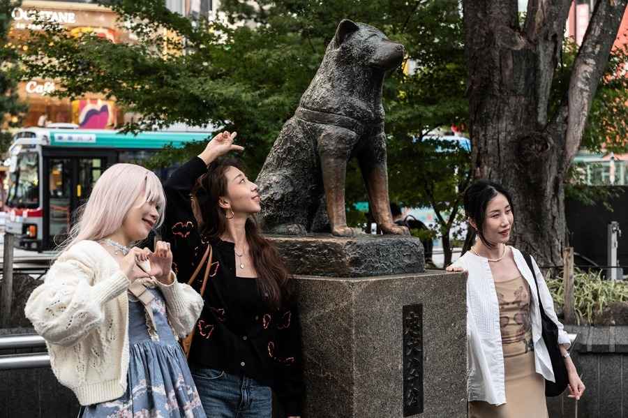 日本忠犬八公百歲冥誕 遊客爭相與銅像合照