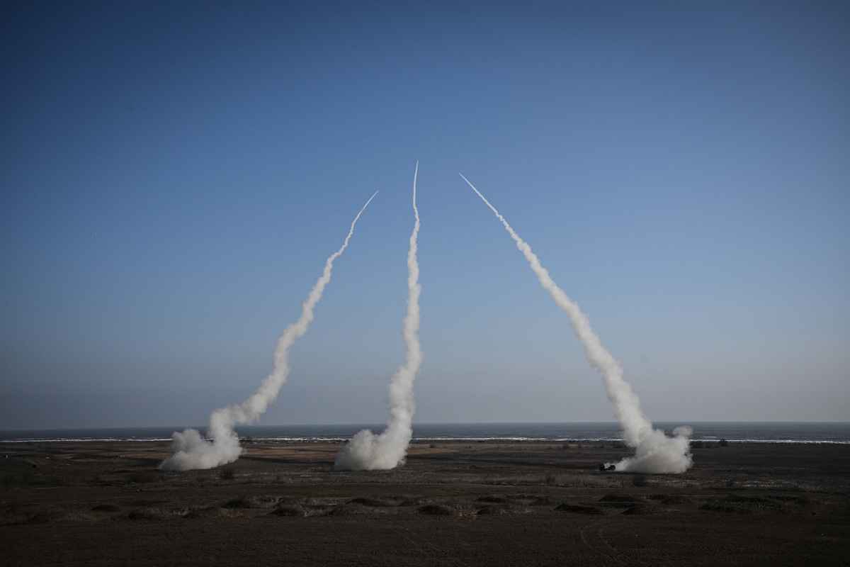 2023年2月9日，羅馬尼亞康斯坦薩（Constanta），羅馬尼亞軍方的高機動性多管火箭系統（High Mobility Artillery Rocket System，簡稱HIMARS）在「王家鷹23」（Eagle Royal 23）演習期間發射火箭。（Daniel Mihailescu/AFP）