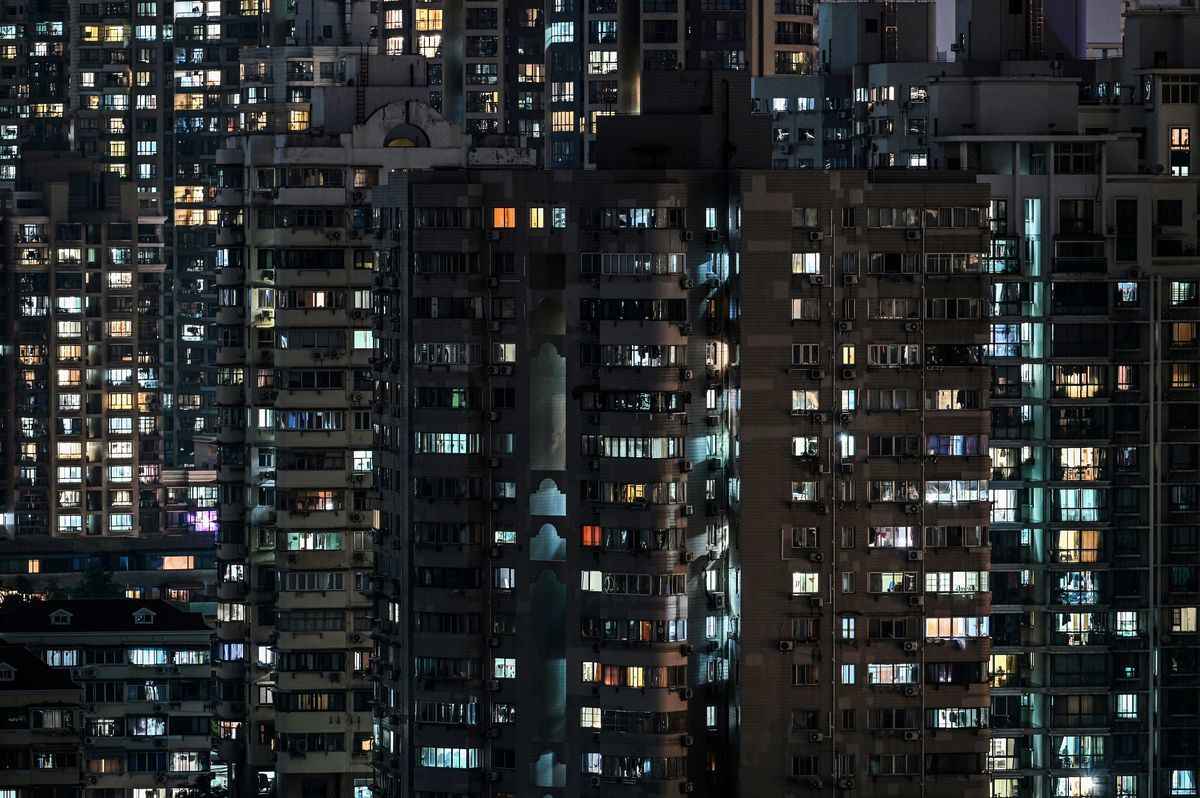 2022年4月21日，中國上海市靜安區，疫情延燒，封城期間大部份居民只能待在家裏。（Hector Retamal/AFP via Getty Images）