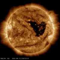 NASA拍攝到太陽對地球展現的巨大心形圖案