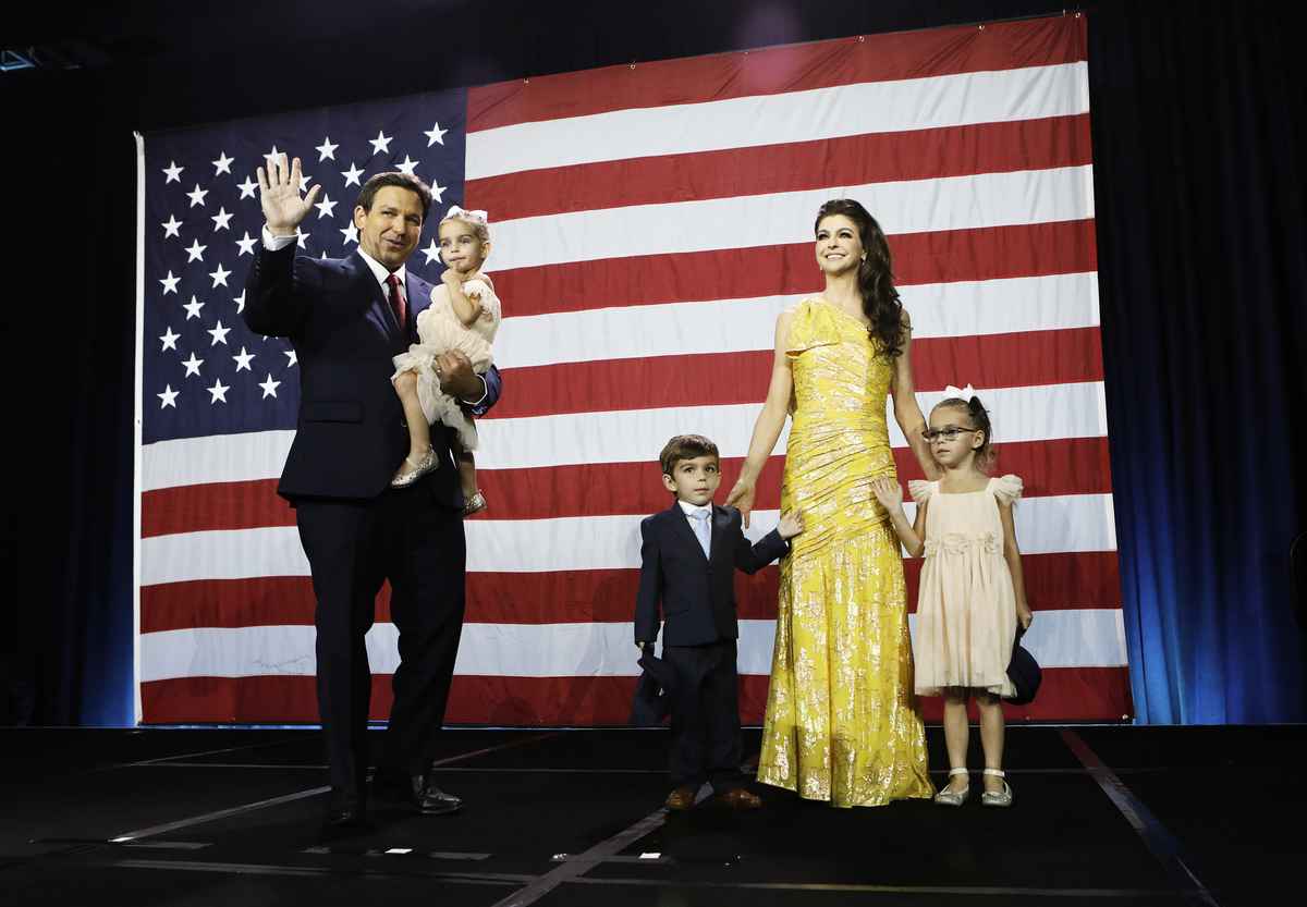 2022年11月8日，在佛羅里達州坦帕會議中心（Tampa Convention Center）舉行的選舉之夜觀看晚會上，佛羅里達州州長德桑蒂斯（Ron DeSantis）與妻子凱西（Casey）和孩子在一起慶祝獲得州長連任。（Octavio Jones/Getty Images）