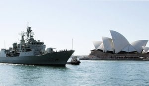英航母戰鬥群兩三周內抵達南海 澳戰艦隨行