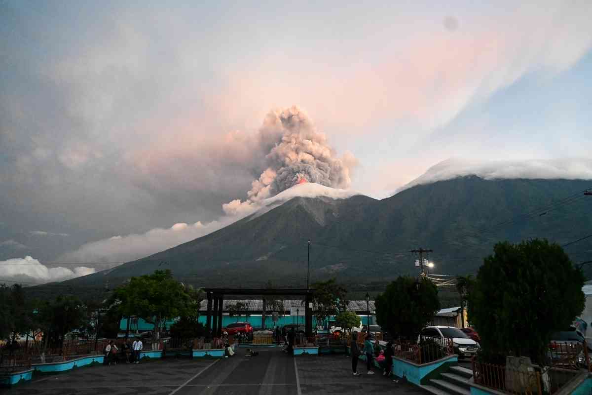 2026年8月4日，危地馬拉的活火山富埃戈火山持續噴發，火山口噴出的熔岩噴泉高達約200至300米，火山灰柱直衝5000米以上高空，並向外擴散至最遠120公里處。（Johan Ordonez/AFP via Getty Images）