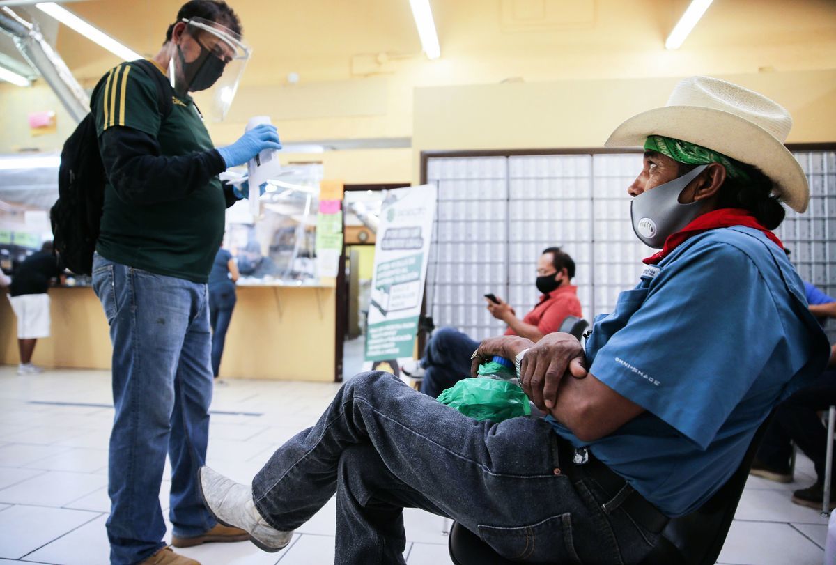 圖為失業民眾等待填寫申請救濟金錶格。（Mario Tama/Getty Images）
