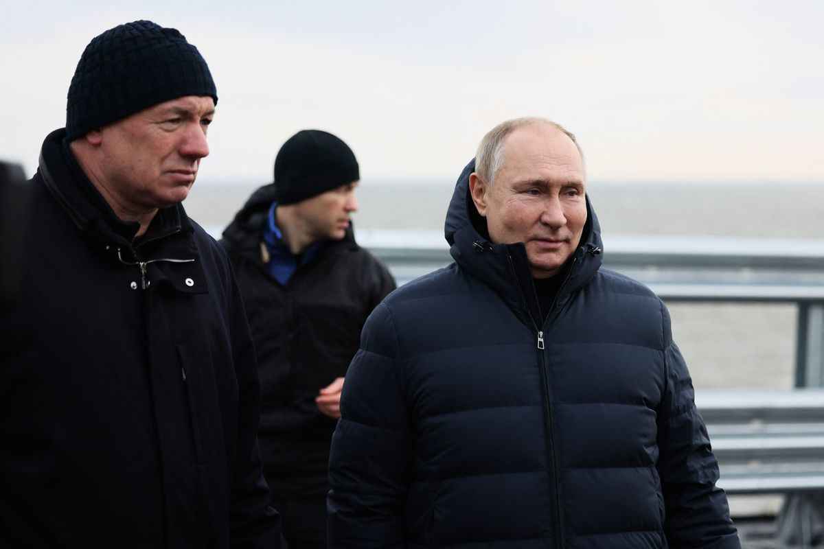 2022年12月5日，俄羅斯總統普京（Vladimir Putin）在副總理馬拉特·胡斯努林（Marat Khusnullin，左）的陪同下，參觀刻赤海峽大橋（Kerch Strait Bridge），又稱克里米亞大橋（Crimean Bridge）。（Mikhail Metzel/Sputnik/AFP via Getty Images）