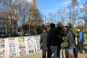 巴黎之旅 大陸青年學子為法輪功點讚