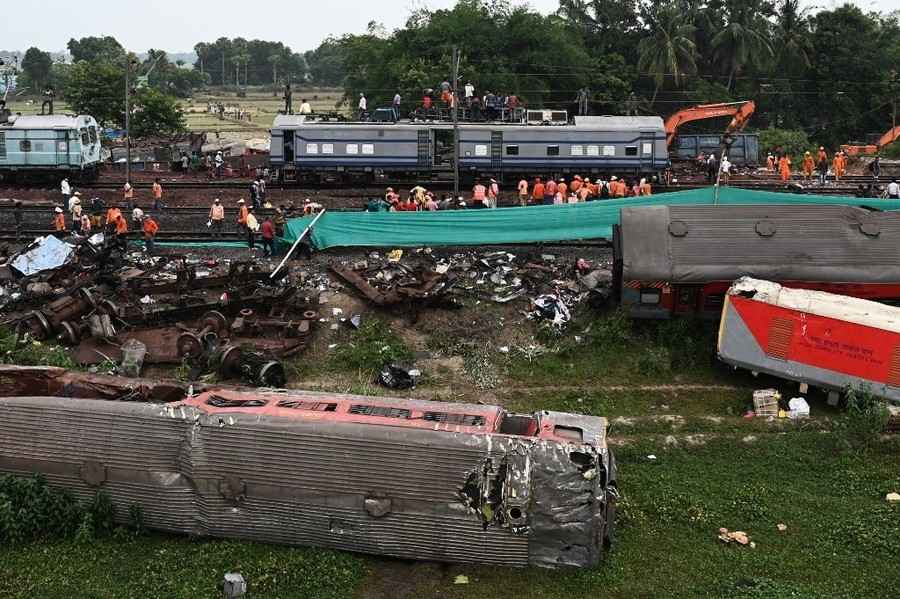 印度火車相撞事故結束救援 官方更正死亡人數至275人