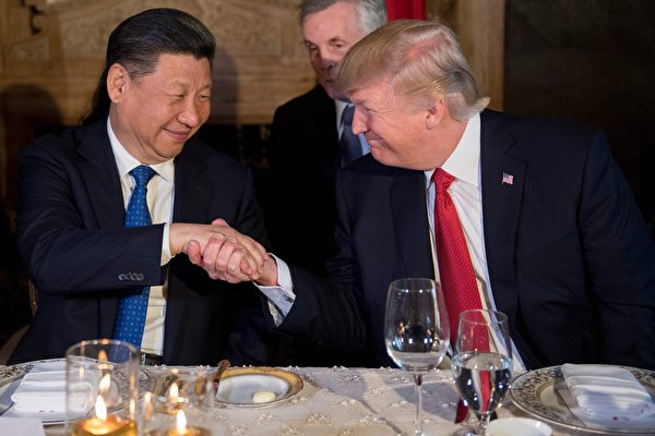 外媒10月29日報道，美國總統特朗普和中國國家主席習近平將於11月17日在智利召開的亞太經合組織峰會期間，簽署雙方本月初敲定的「第一階段」貿易協議。圖為2017年4月7日，特朗普總統和習近平主席在美國海湖莊園首次非正式會晤。（JIM WATSON/AFP/Getty Images）