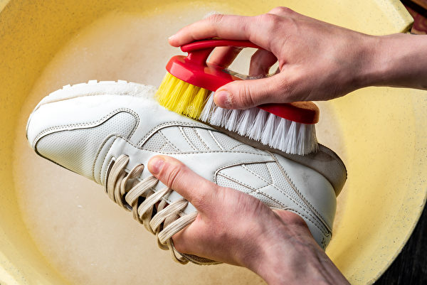 淋濕的運動鞋最好泡水刷洗乾淨。（Shutterstock）