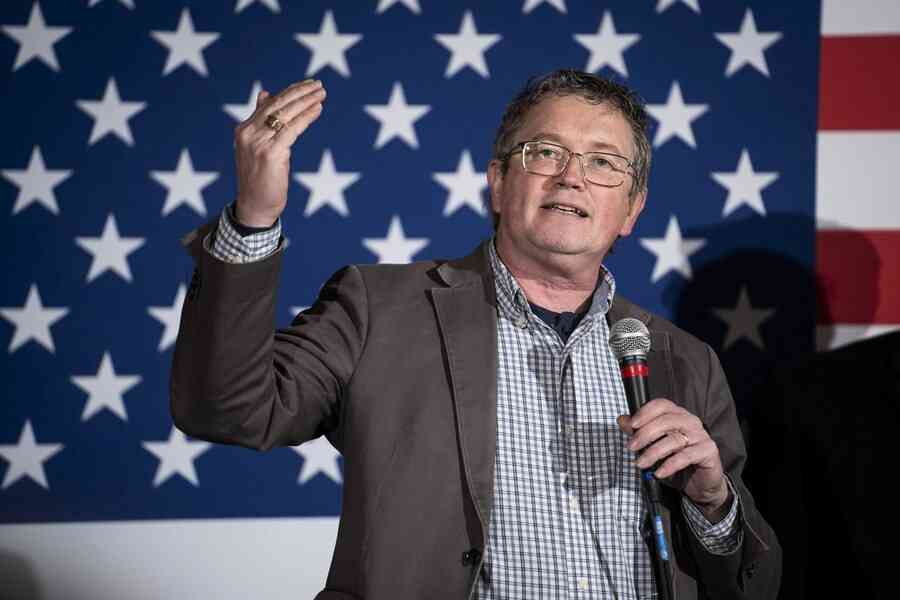 特朗普支持海軍老兵參加初選 促其挑戰眾議員Thomas Massie