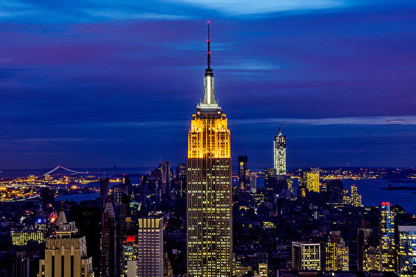 曼哈頓夜景，地標之一的帝國大廈燈火通明。（Afton Almaraz/Getty Images）