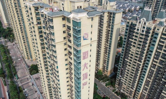 攝於2021年9月17日，恒大地產開發商在江蘇淮安開發的一棟高層住宅。（STR/China Out/AFP via Getty Images）