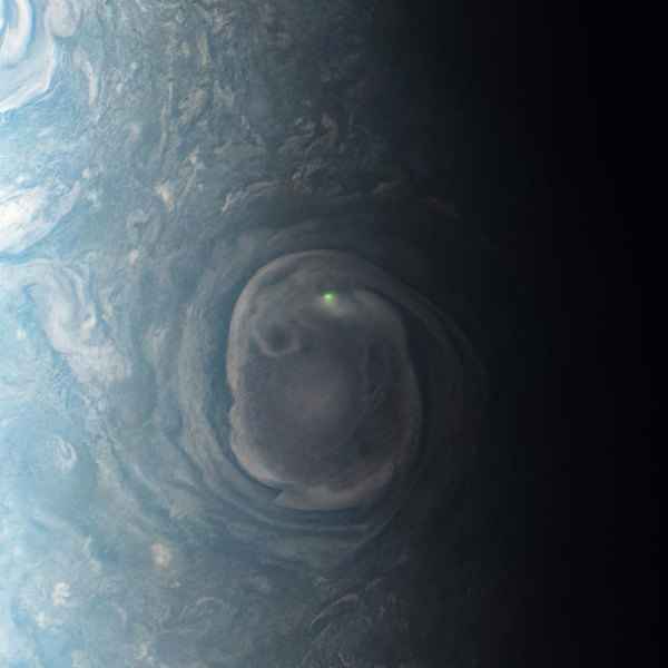 NASA新照揭木星閃電 北極漩渦中現綠光