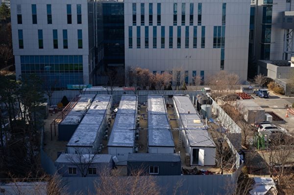 2020年12月17日，南韓首爾，首爾醫療中心外的中共病毒患者臨時病房。（ED JONES/AFP via Getty Images）