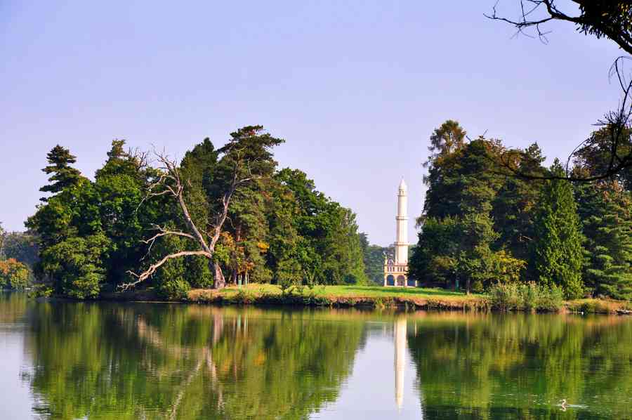 波蘭湖中撈出千年「公爵之矛」 外表鑲金華麗