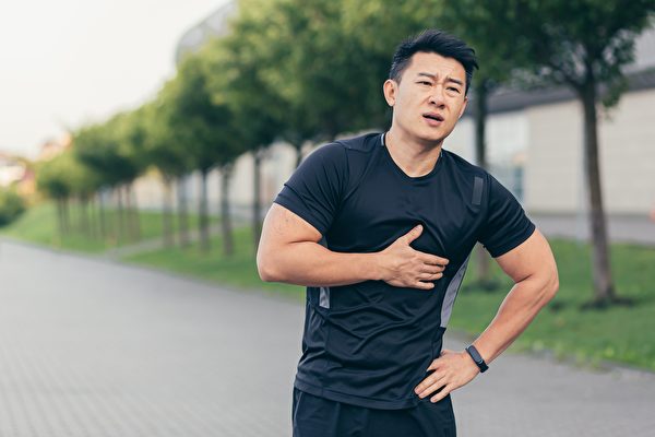 慢性缺氧也可能引發心肌梗塞，若是走路容易喘、胸口悶痛等症狀，不能輕忽。（Shutterstock）