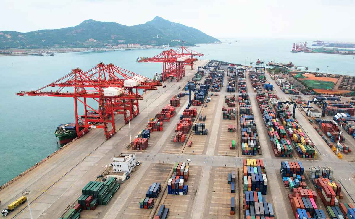 圖為2022年5月9日江蘇省連雲港堆放的貨櫃。（STR/AFP）