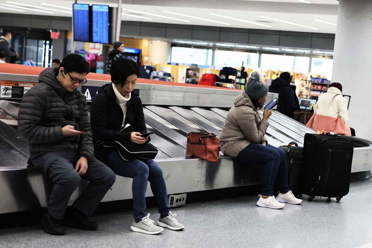 2023年1月11日，民眾在紐約市甘迺迪國際機場等待提取行李處。（Michael M. Santiago/Getty Images）