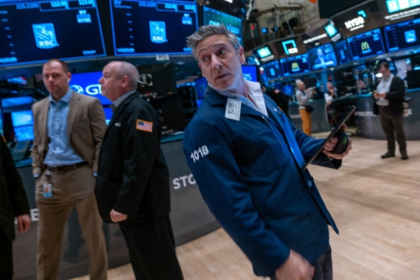 2025年4月4日,交易員在紐約市紐約證券交易所(NYSE)大廳工作。(Spencer Platt/Getty Images North America/Getty Images via AFP)