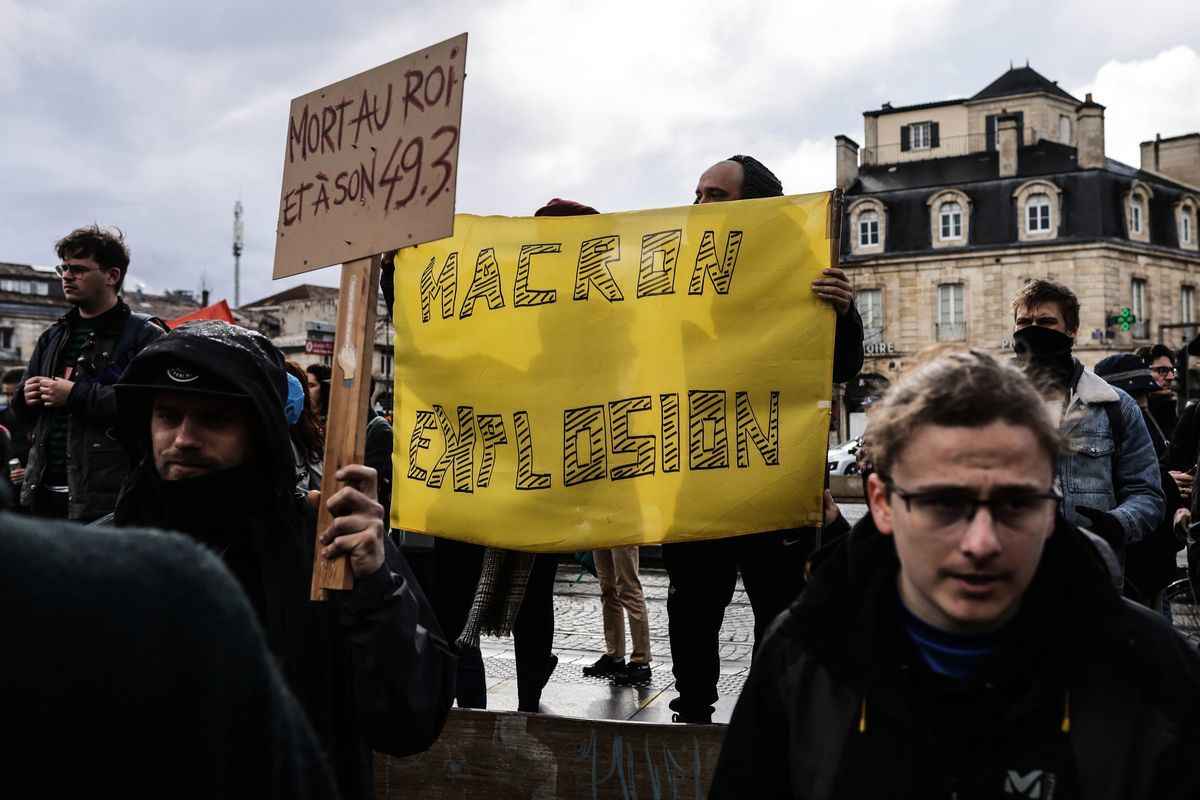 2023年3月18日，法國政府利用憲法第49.3條強行實施養老金改革後引發抗議。圖為法國西南部波爾多的示威活動現場。（Thibaud Moritz/AFP via Getty Images）