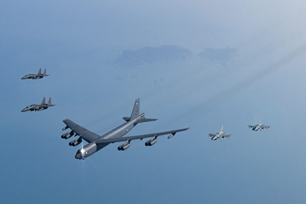 2023年3月6日，美軍一架B-52轟炸機在南韓的F-15S和F-16S戰鬥機護航下飛躍南韓防空識別區。（駐韓美軍司令部）