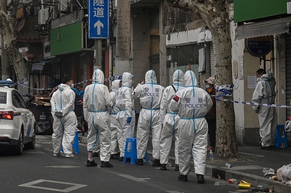 上海疫情持續擴大。圖為2022年3月14日上海一封閉小區。（Hector Retamal/AFP via Getty Images）