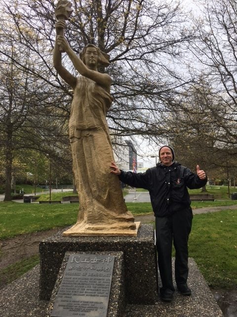 市民Mark清洗了位於UBC的民主女神像。（溫支聯提供）