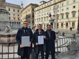 制止中共迫害 意大利法輪功學員總統府遞簽名表