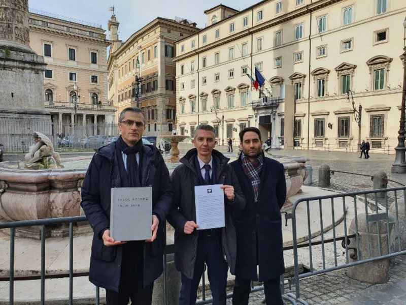 制止中共迫害 意大利法輪功學員總統府遞簽名表