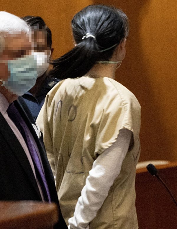 殺害紐約知名律師的兇嫌張曉寧在皇后區高等法院出庭，她在囚服上寫字，並要求發言，但被法官拒絕。（Richard Harbus/法庭Pool照片）