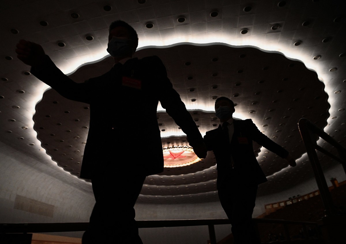 2021年3月8日，中共召開十八大期間，北京大會堂內部正在執行任務的保安人員。（NOEL CELIS/AFP via Getty Images）