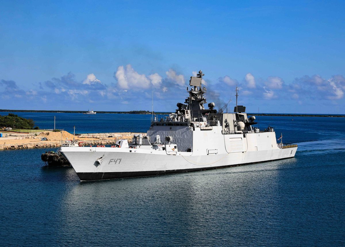 2021年8月26日，美國、澳洲、日本和印度海軍在南海附近的菲律賓海開展開2021年馬拉巴爾聯合海上軍事演習（MALABAR 2021）的第一階段。圖為印度海軍Shivalik級多用途隱形護衛艦INS Shivalik。（U.S. Navy photo by Mass Communication Specialist 3rd Class Naomi Johnson）