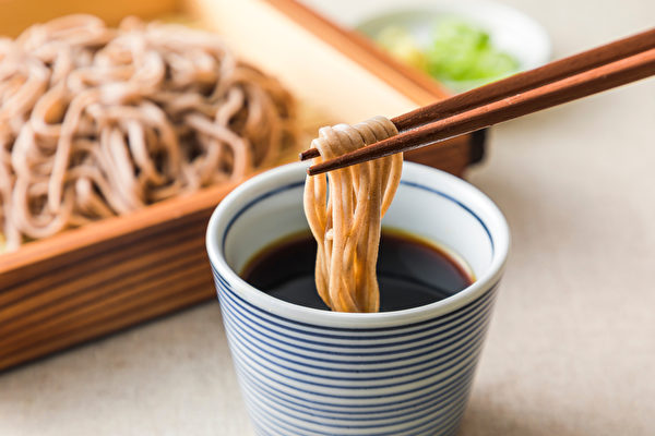 蘸冷醬油吃的竹簍蕎麥麵。（Shutterstock）