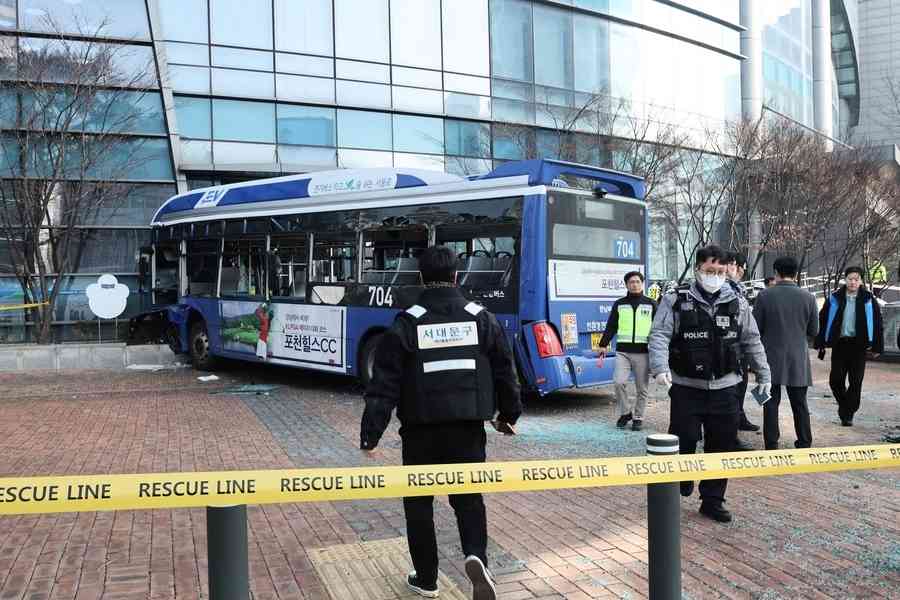 韓國首爾一巴士衝過行人路 致13人受傷