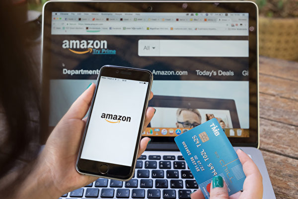 我用個人信用卡的積分購買亞馬遜禮品卡，在網上購買所需物品。（Shutterstock）