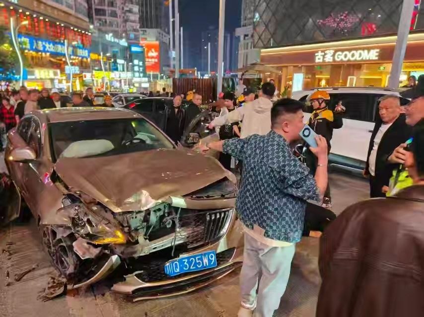 重慶一男子駕車撞人群 現場慘烈