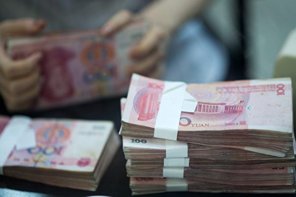 6月底，中國的四家國有銀行出現3年定期存款利率等同或高於5年定期存款的現象。(Johannes Eisele/AFP/Getty Images) 