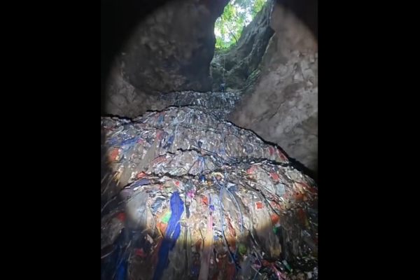 張家界溶洞淪為垃圾場 垃圾堆積七層樓高