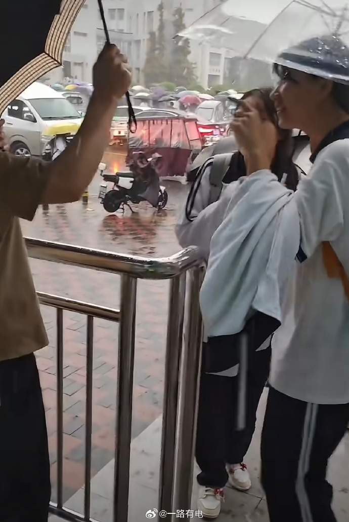 天津暴雨 供水營業廳只讓員工子女躲雨惹議