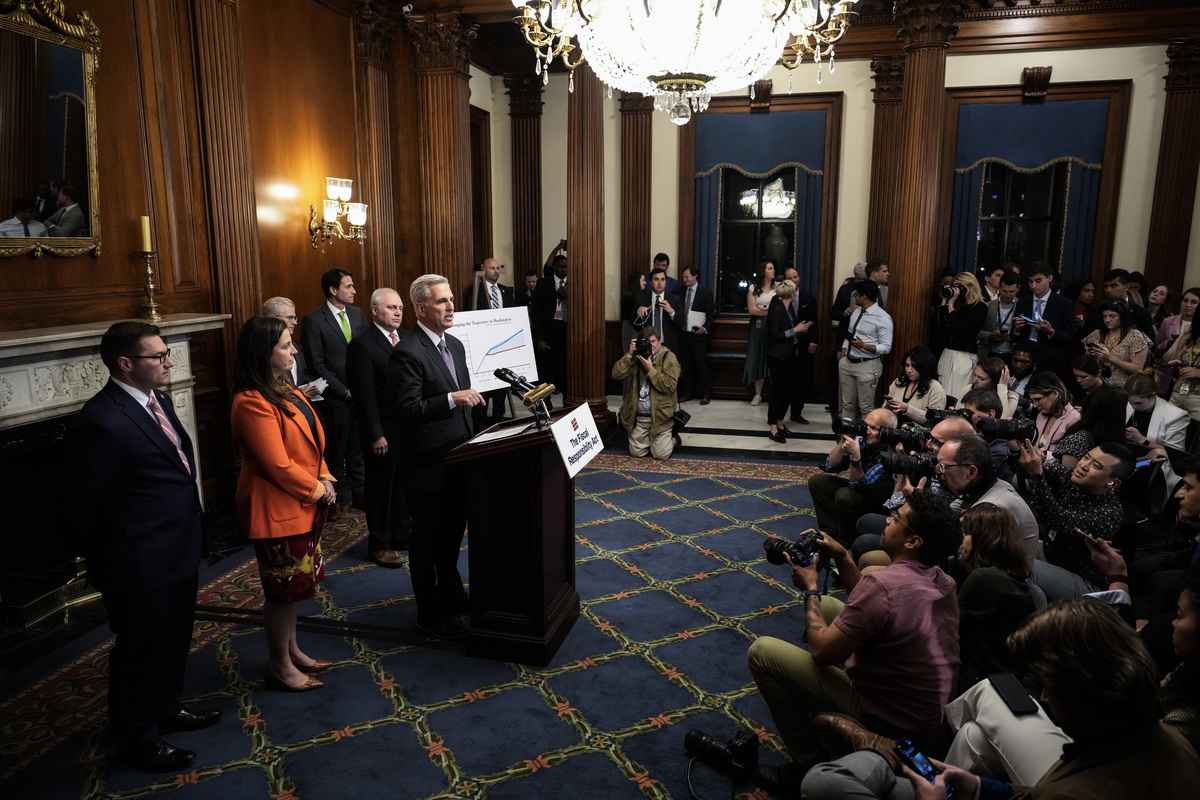 2023年5月31日，美國眾議院議長麥卡錫（Kevin McCarthy）就「財政責任法案」進行眾議院投票後，在國會大廈發表講話。（Drew Angerer/Getty Images）