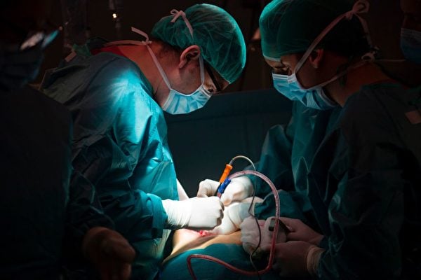2017年2月28日，西班牙馬德里的外科醫生為患者進行腎臟移植手術。（PIERRE-PHILIPPE MARCOU/AFP via Getty Images）