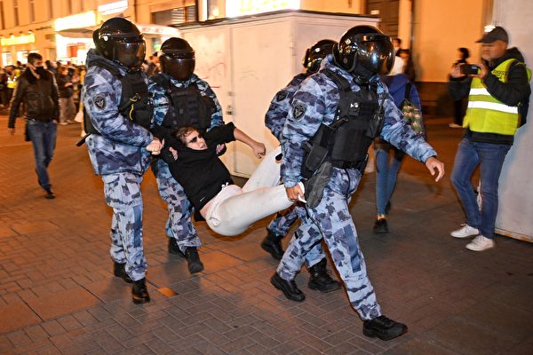2022年9月21日，俄羅斯莫斯科，俄羅斯總統弗拉基米爾‧普京（Vladimir Putin）下達軍事部份動員令，民眾上街抗議後遭到警方拘捕。（Alexander Nemenov/AFP）