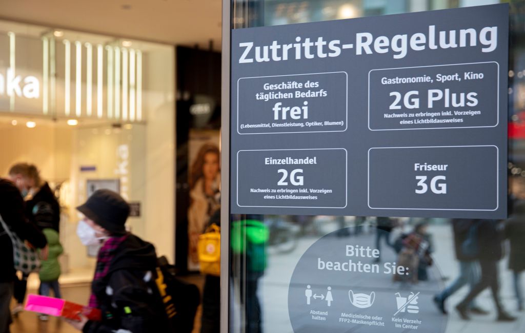 德國擬在2022年3月份大規模放寬防疫措施。圖為疫情期間各種防疫限制的提示標牌。（Andre Pain/AFP via Getty Images）